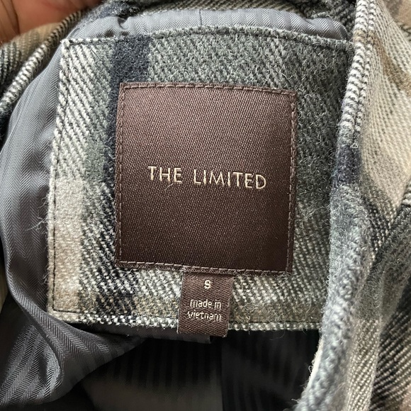 The limited vest with removable cape size small - Picture 4 of 7